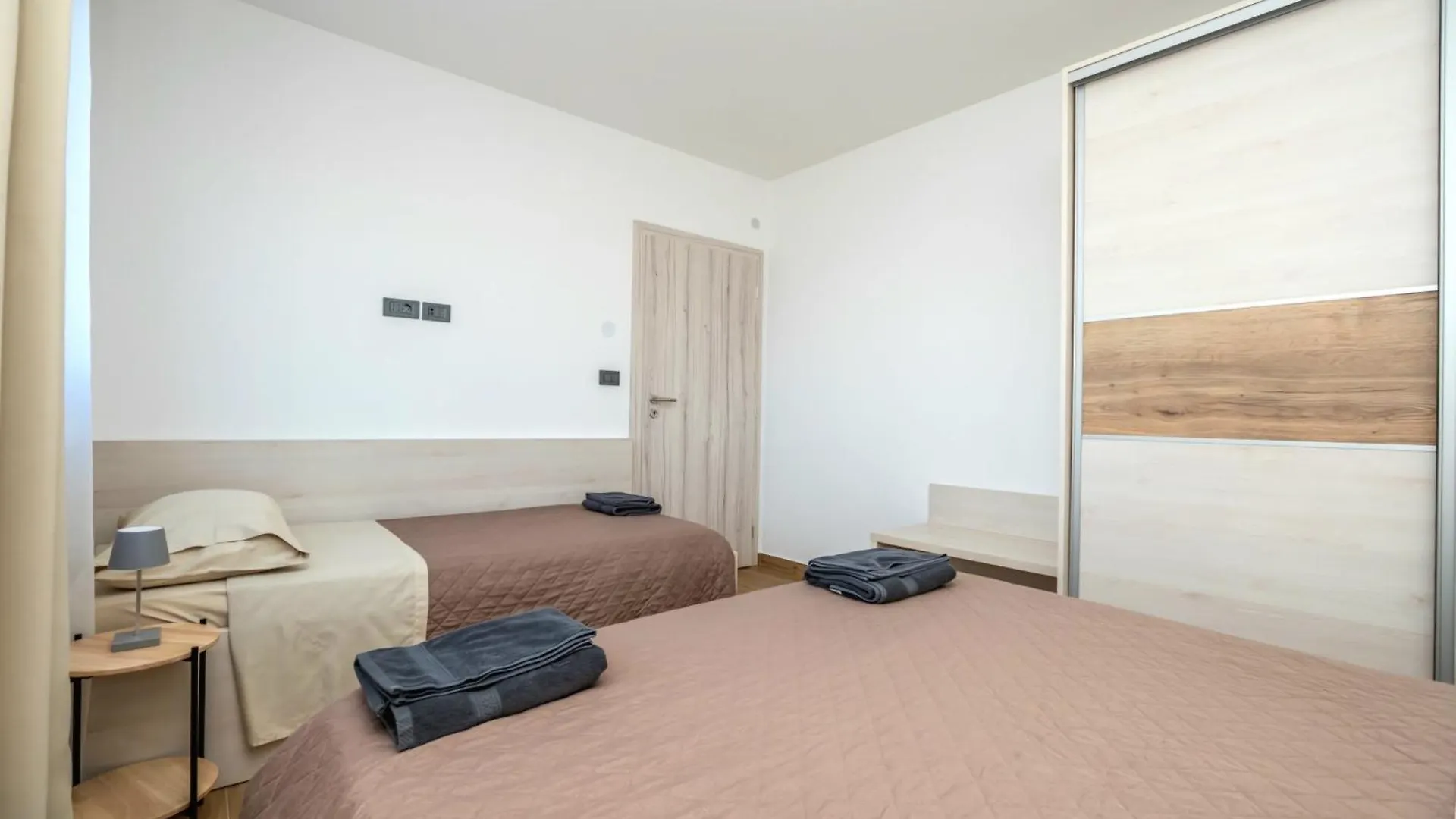 Apartments Karin Murine
